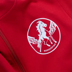 Röd zip hoodie från HC Vita Hästen sedd från annan vinkel