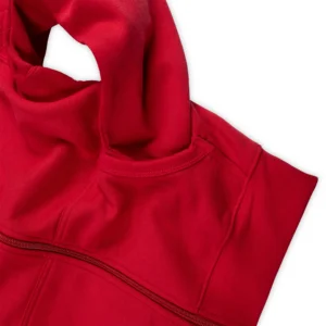 Detaljbild på röd zip hoodie från HC Vita Hästen
