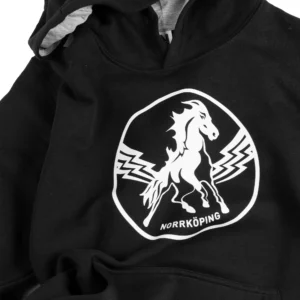 Svart hoodie från HC Vita Hästen sedd från annan vinkel