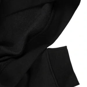 Detaljbild på klubbloggan på svart hoodie från HC Vita Hästen